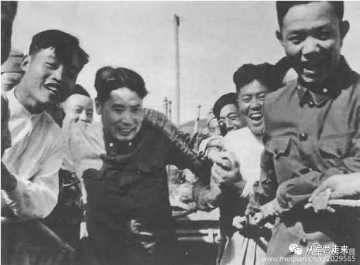 毛主席一声号令，将军们踊跃下连队当兵