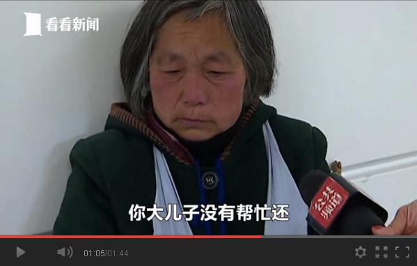 视频｜可怜天下父母心！老太寒夜摆摊卖菜只为替儿还债