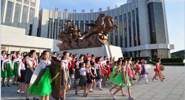 朝鲜画册：为了祖国的未来 (五）