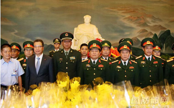 李克勤：毛主席纪念堂工作人员给越南大将佩戴毛主席像章