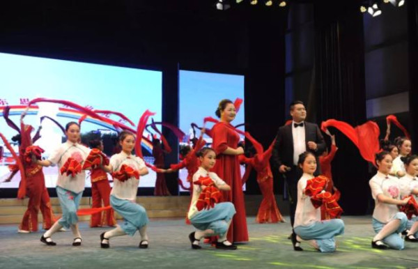 南街村隆重举行纪念毛主席诞辰125周年活动