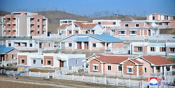 新幸福朝鲜:又有大量农民获得了免费住房,最好的跟独栋别墅似的,想去移民这里可没那么容易!