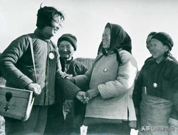 老照片:广阔天地把根扎 1968年到1985年遍布乡村的赤脚医生