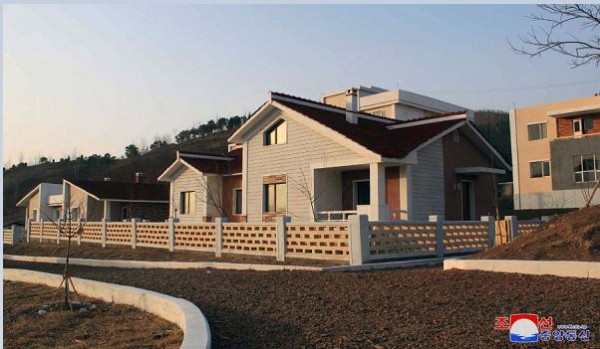 朝鲜江原道黄海南北道一些农村迎来乔迁之喜