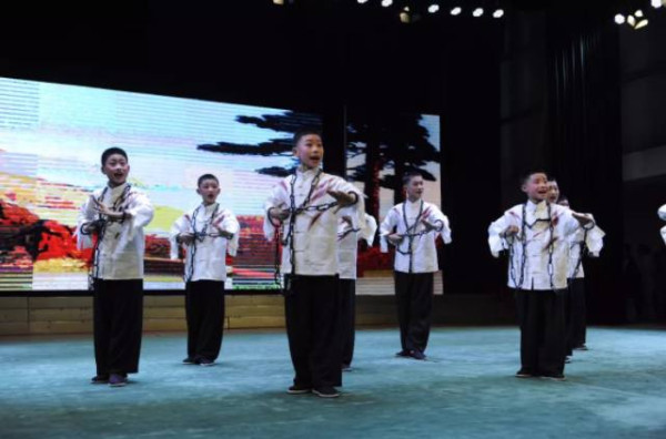 南街村隆重举行纪念毛主席诞辰125周年活动