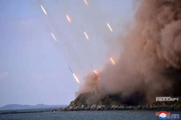 金正恩指导人民军远程炮兵部队和空军飞行队火力打击训练