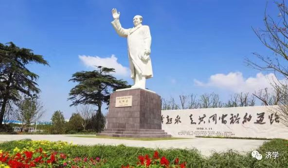 和少先队员一起了解十月公社毛主席像的来历：谁还能把毛主席和老百姓隔开呢？