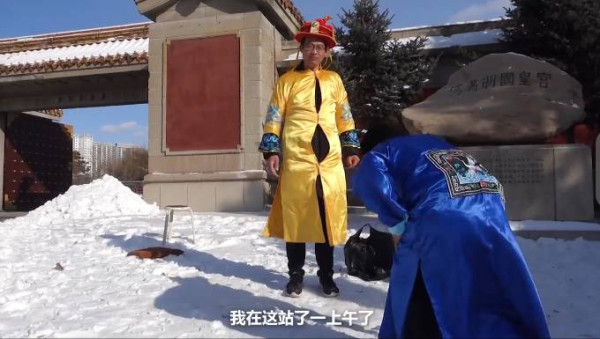 父亲雪天扮太监下跪赚救命钱