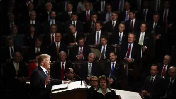 特朗普国会演讲受好评,全场起立鼓掌