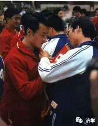 1974年亚运会我女运动员的连衣裙是江青设计的？