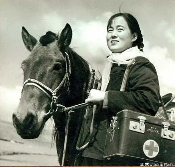 老照片:广阔天地把根扎 1968年到1985年遍布乡村的赤脚医生