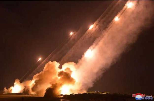 金正恩指导人民军远程炮兵部队和空军飞行队火力打击训练