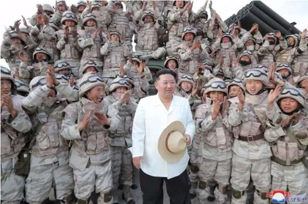 金正恩指导人民军远程炮兵部队和空军飞行队火力打击训练