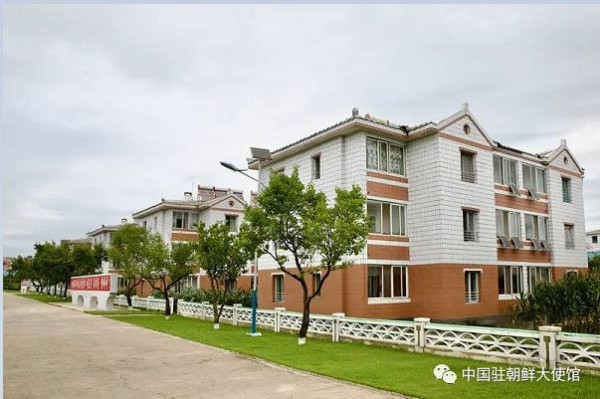 王亚军大使走访将泉蔬菜专业合作农场职工家庭