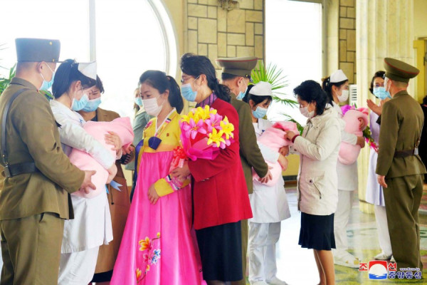 平壤妇产医院第５２２个三胞胎健康出院