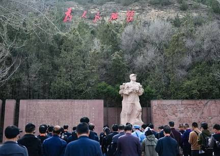 在平凡的事业中，书写不平凡的“为人民服务”