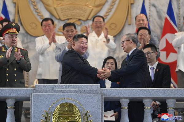 庆祝伟大的祖国解放战争胜利70周年阅兵式隆重举行