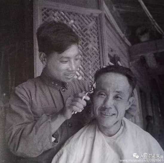 毛主席一声号令，将军们踊跃下连队当兵