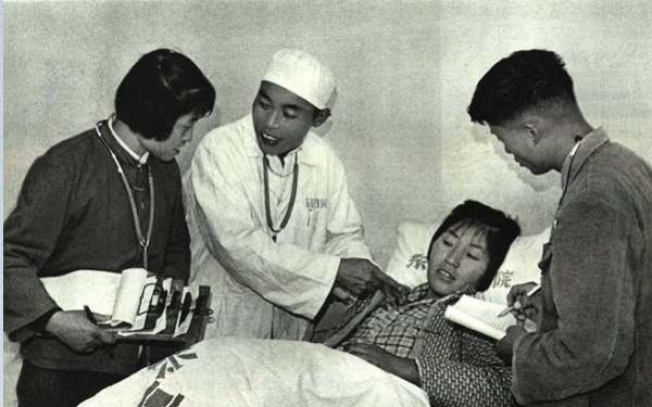 毛主席发怒：为了农民，卫生部不能只为老爷服务