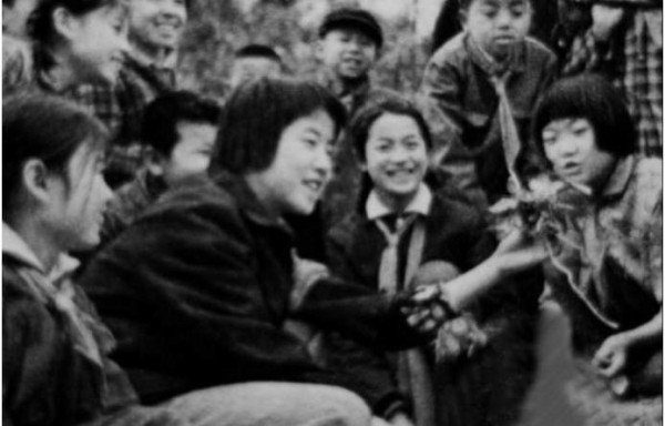 毛主席是如何关心少年儿童的？现在也要重视从娃娃开始培养革命接班人！