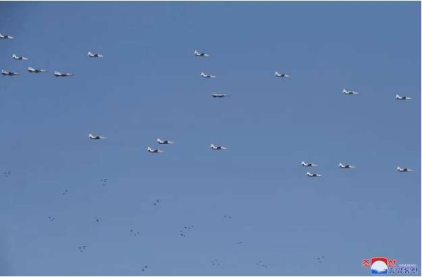 金正恩指导人民军远程炮兵部队和空军飞行队火力打击训练