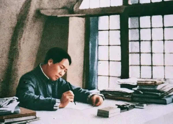 毛主席的“老三篇”能告诉我们什么是真正的共产主义战士，也能告诉我们什么是马克思主义的本质