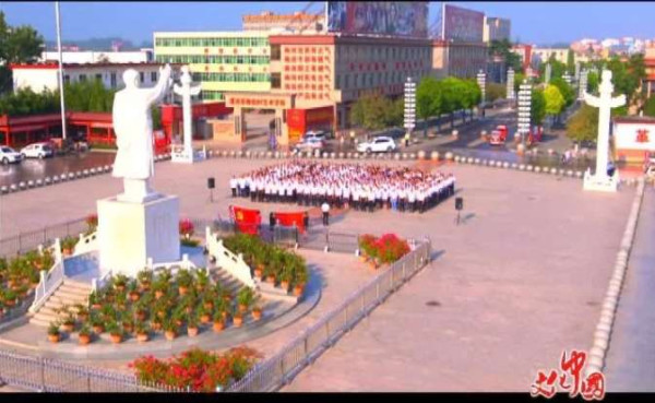 每年七月一日，南街村的新党员都要在毛主席广场举行入党宣誓