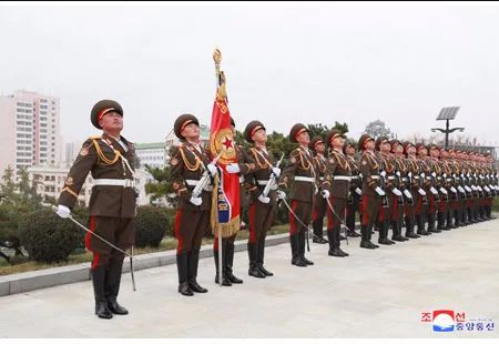 金正恩同志分别向辽宁省沈阳市抗美援朝烈士陵园和丹东市抗美援朝纪念塔送花篮，以纪念中国人民志愿军赴朝参战７０周年