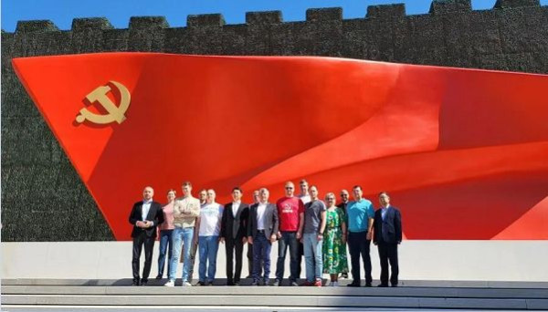 临别北京，结束访问：俄共中央新闻代表团登机前要求拜谒毛主席纪念堂