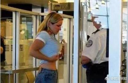 美国的安检搜身