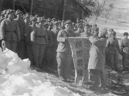十一月二十八日，人民志愿军某部攻占了长津湖以南下碣隅里外围的制高点一零七一高地： 不朽的杨根思英雄排 他们用肉体和鲜血守住了阵地