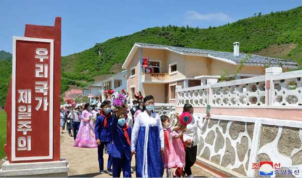 朝鲜平安北道慈江道江原道两江道多个农村转变成为幸福家园，劳动群众换新房