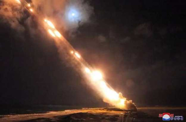 金正恩指导人民军远程炮兵部队和空军飞行队火力打击训练