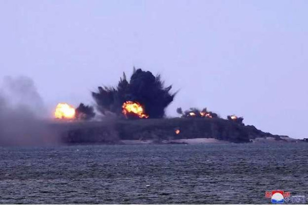 金正恩指导人民军远程炮兵部队和空军飞行队火力打击训练