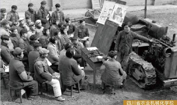 国营拖拉机站和国营机械化农场，使农机工业体系初步形成