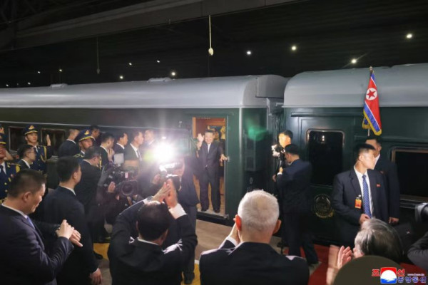 朝中社：朝鲜劳动党总书记、朝鲜民主主义人民共和国国务委员长金正恩同志结束访华启程回国