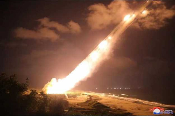 金正恩指导人民军远程炮兵部队和空军飞行队火力打击训练