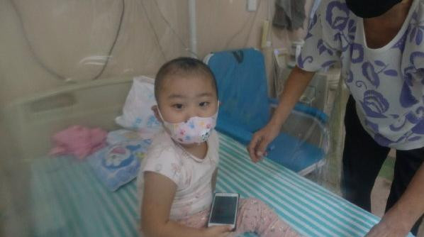 父亲雪天扮太监下跪赚救命钱