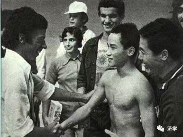 1974年亚运会我女运动员的连衣裙是江青设计的？