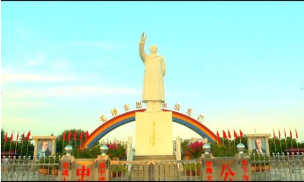 每年七月一日，南街村的新党员都要在毛主席广场举行入党宣誓