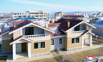 新幸福朝鲜:又有大量农民获得了免费住房,最好的跟独栋别墅似的,想去移民这里可没那么容易!