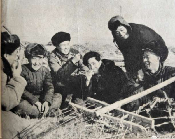 《电影文学》1964年6月创作人员深入工厂、农村的现场照片