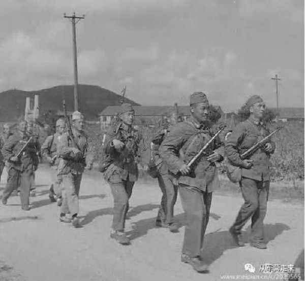 毛主席一声号令，将军们踊跃下连队当兵