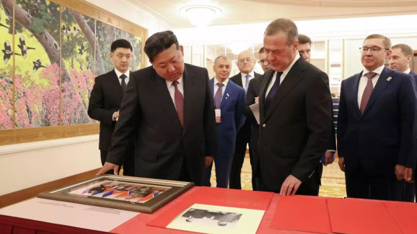 梅德韦杰夫向金正恩转交金日成致斯大林的档案信件