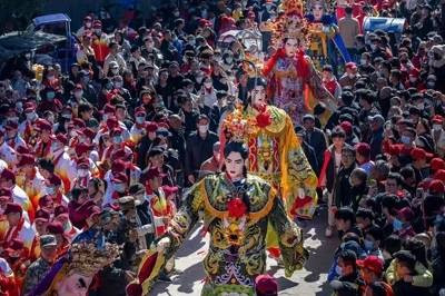 “游神”“社火”流行,封建迷信流毒下的中国