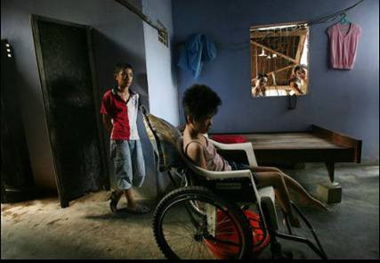 美军遗毒:“橙剂”阴影下的越南儿童