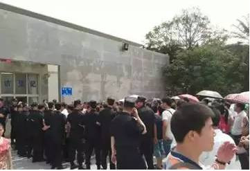 “人民”法院公判大会审判8名违法讨薪者（综合）