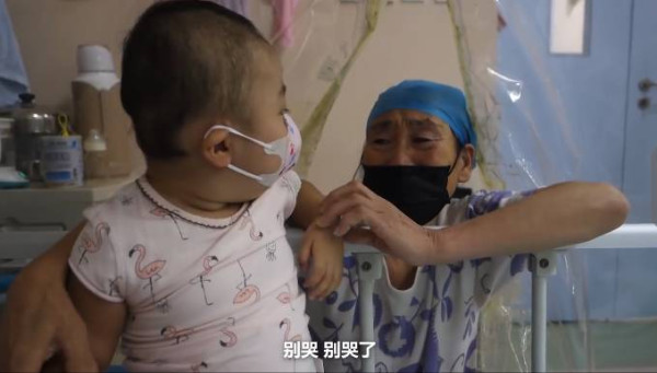 父亲雪天扮太监下跪赚救命钱