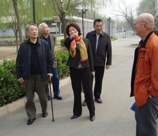 毛泽东最疼爱的侄子毛远新今何在?手拄拐杖,头发花白,令人心酸