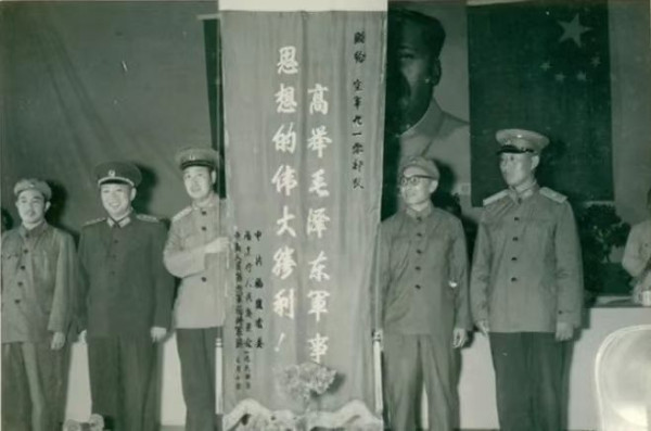 李克勤:唯有在毛泽东文化氛围里,岳振华才能率部实现人类导弹击落高空侦察机零的突破,是不是?